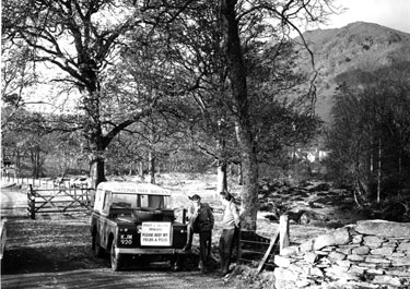 Foot and mouth epidemic. The open fell land of the Lake District was closed at the time of the epidemic. National Park wardens are at a control point - Photographer Geoffrey Berry 